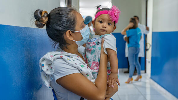 In San Julián, Sonsonate, El Salvador, a mother brings her baby to the pediatrician for a routine checkup arranged through Care for Child Development (CCD), a program implemented by UNICEF in Latin America and the Caribbean. 