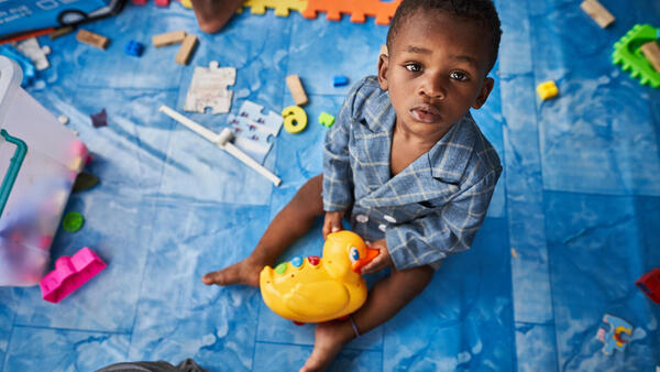 A boy plays in a UNICEF Child-Friendly Space set up for migrant children in Lajas Blancas, Darién, Panamá. 
