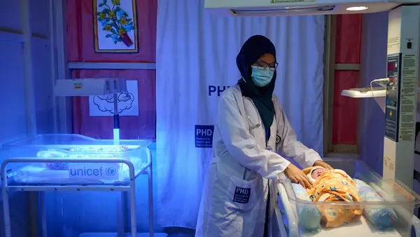 A newborn undergoes phototherapy at a UNICEF-supported primary health care center in a Rohingya refugee camp in Bangladesh.