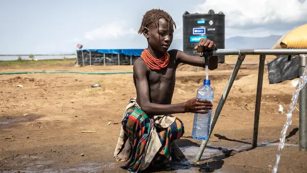  Yer, 11, accesses safe water from a new UNICEF-installed system at the Sirmeret  camp for internally displaced families in the SNNP region of Ethiopia.