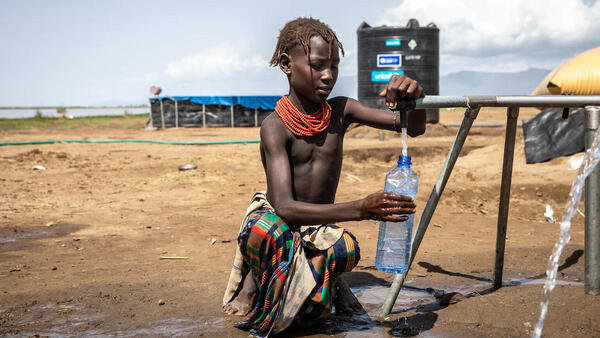  Yer, 11, accesses safe water from a new UNICEF-installed system at the Sirmeret  camp for internally displaced families in the SNNP region of Ethiopia.
