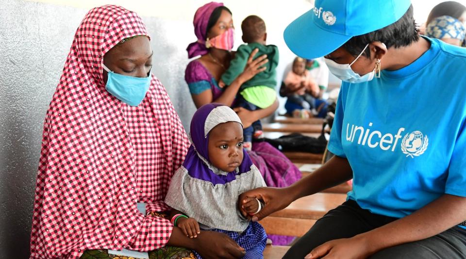 A UNICEF staff member discusses newborn care with a mother at the regional hospital in Bertoua, east Cameroon, where UNICEF has partnered with the government in support of health programs.
