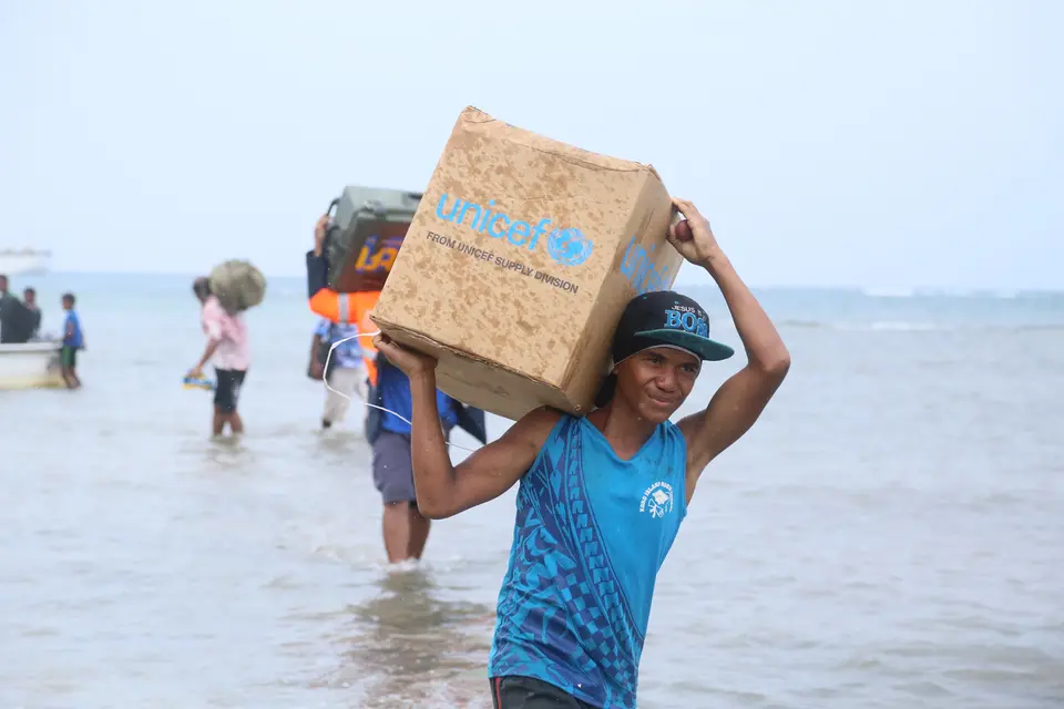 Category 5 Tropical Cyclone Winston made landfall in Fiji on February 20, 2016. Pictured above are UNICEF water, hygiene and sanitation (WASH) supplies being offloaded to Koro Island, one of the worst affected islands hit. ©UNICEF/UN011310/Hing
