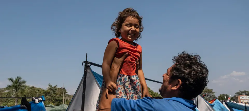 Manuel Mendoza holds his daughter, Angie, 4, in Tecun Uman, Guatemala, on January 29, 2019. The family, from Honduras, are waiting for their humanitarian visas to Mexico after two days of travel from Honduras.