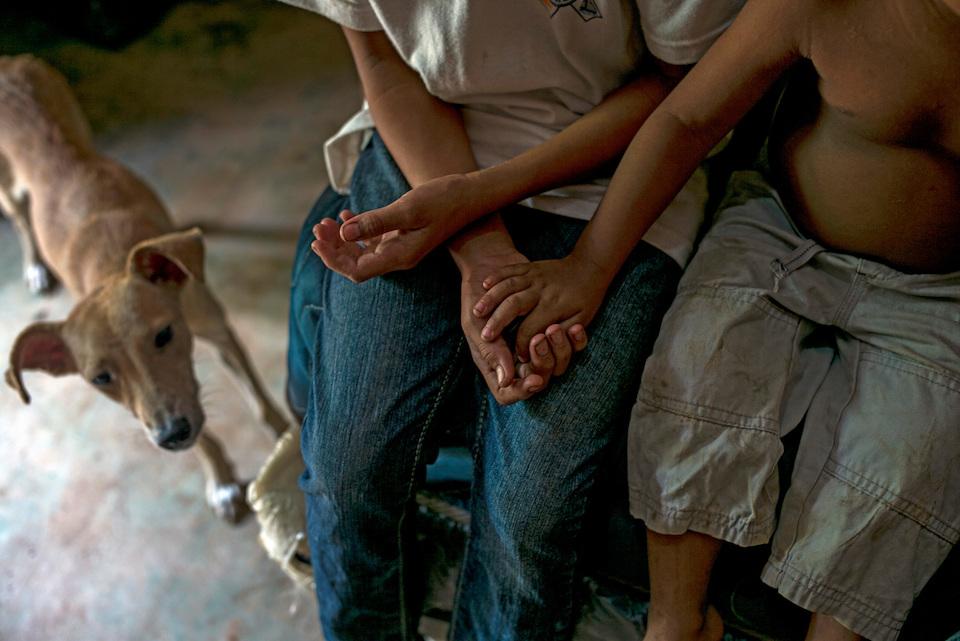 Siblings of 18-year-old Alexis — who lost his leg when he fell from a freight train, traveling north to look for work to support his family — at home in Omoa, Honduras, on June 27, 2016.