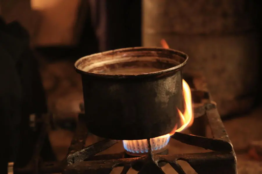 Dinner cooking in a camp for internally displaced families in Yemen's Marib governorate.