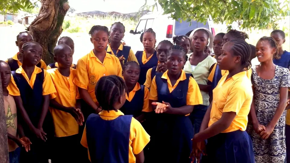 Girls participate in a Liberia-based Girls’ Club meeting on proper hygiene. ©UNICEF/UNI282181