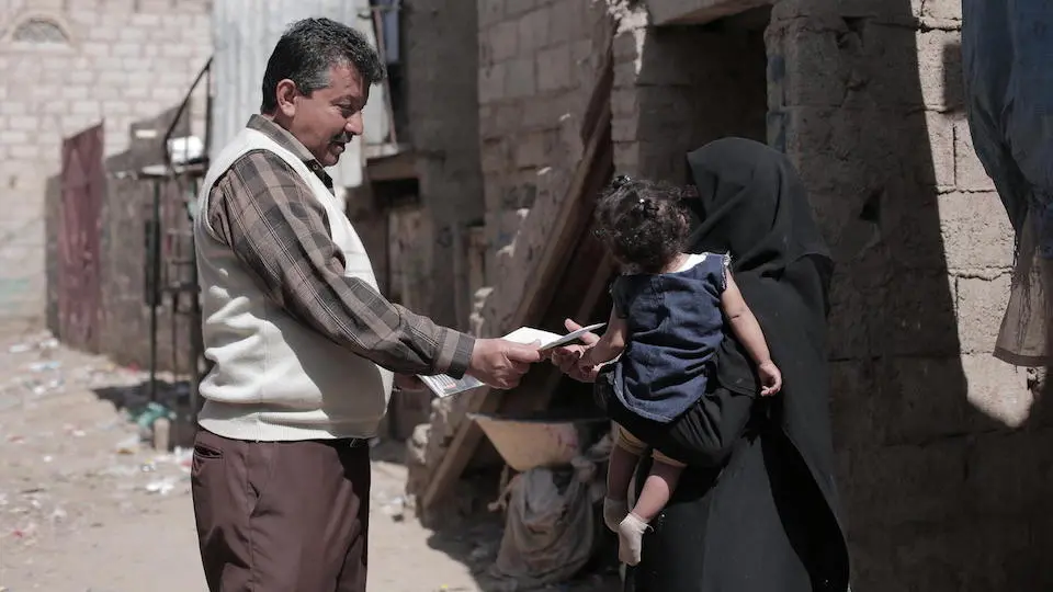 UNICEF-supported case manager Ali Alraimi visits 9-month-old Nour and her family in Sana'a, Yemen.