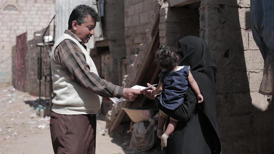 UNICEF-supported case manager Ali Alraimi visits 9-month-old Nour and her family in Sana'a, Yemen. 