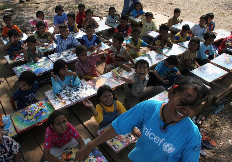 A UNICEF program coordinator runs a class at a displacement camp in Banda Aceh, Indonesia, helping children work through trauma through activities. ©UNICEF/NYHQ2005-0323/ESTEY