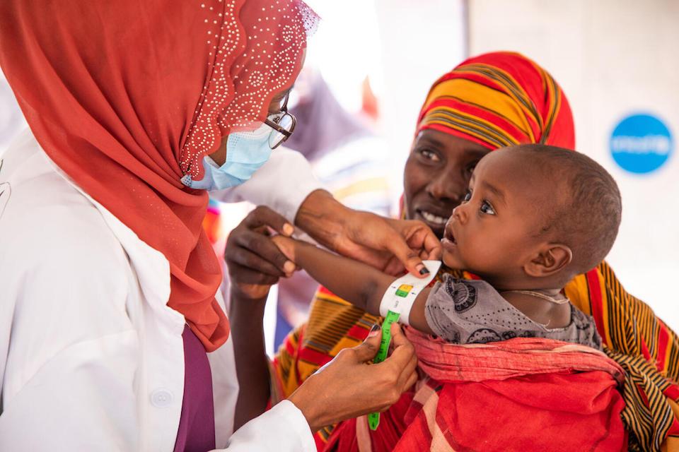 At the Higlo site for internally displaced persons in Ethiopia, a UNICEF-supported health worker  screens a child for malnutrition.