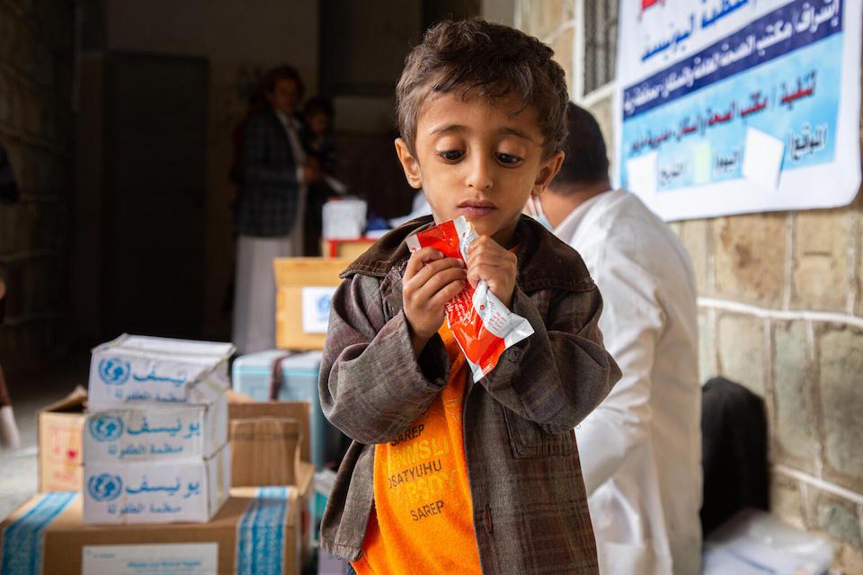 .In Yemen's Raymah Governorate, UNICEF-supported health workers diagnosed 4-year-old Raheb with severe acute malnutrition and began treatment with Ready-to-Use Therapeutic Food.