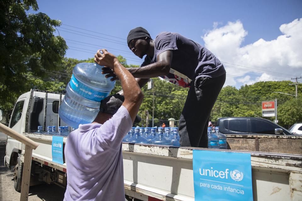 UNICEF responders deliver safe water to communities in the Dominican Republic hit hard by Hurricane Fiona in October 2022.