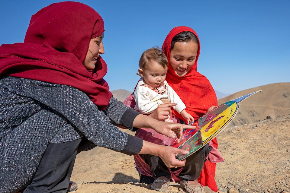 Somaya, a UNICEF-supported Community Health Worker, educates Freshta about the importance of good nutrition in Kitijik, Daikundi Province, central Afghanistan.