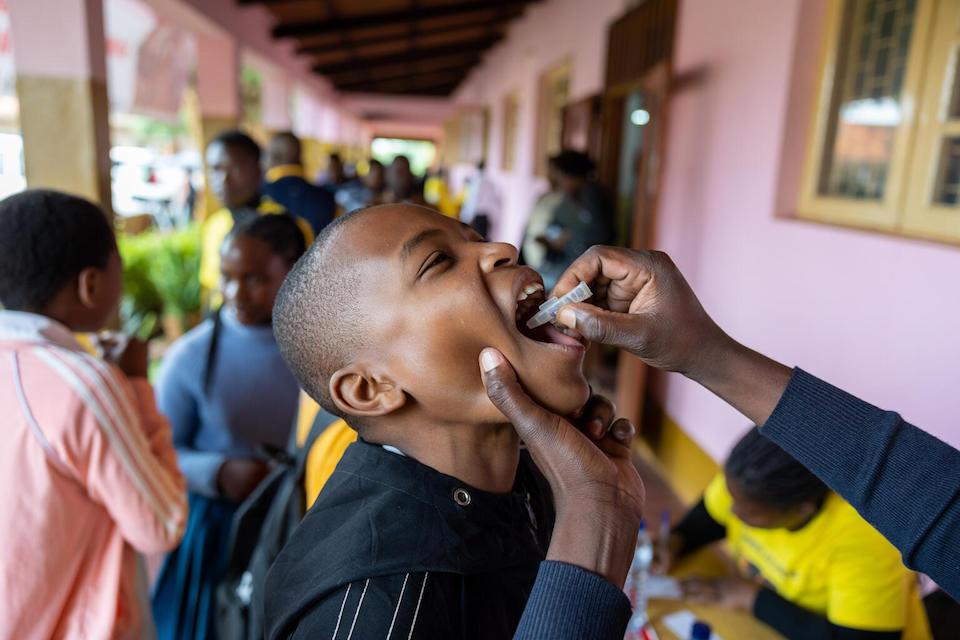 A child is vaccinated against cholera during a campaign conducted by the Ministry of Health in Mozambique with support from UNICEF and WHO. 