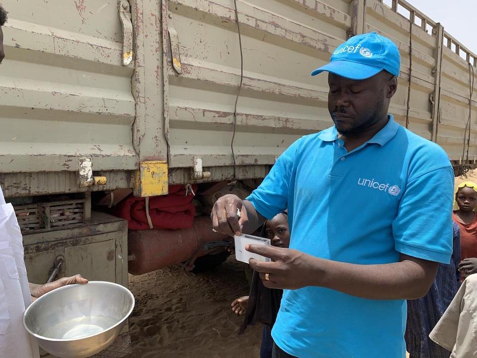 In Koufroun, Chad, on April 27, 2023, a UNICEF WASH officer provides emergency support for refugees fleeing violence in Sudan.