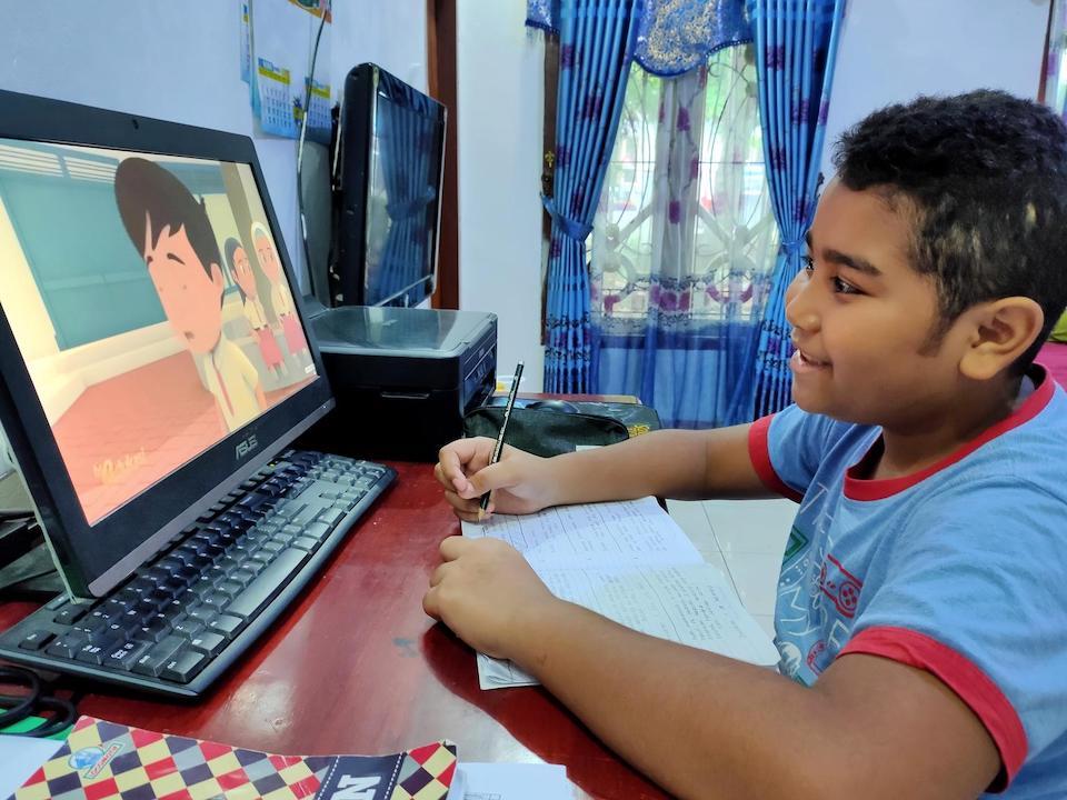 A young student in Indonesia participates in an online learning exercise.