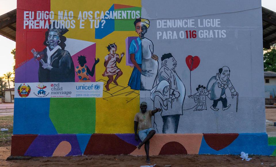 A mural painted by Mozambican artist Sebastião Coana on the walls of a secondary school in Monapo district, Nampula province, Mozambique, with support from UNICEF through the global program to end child marriage. 