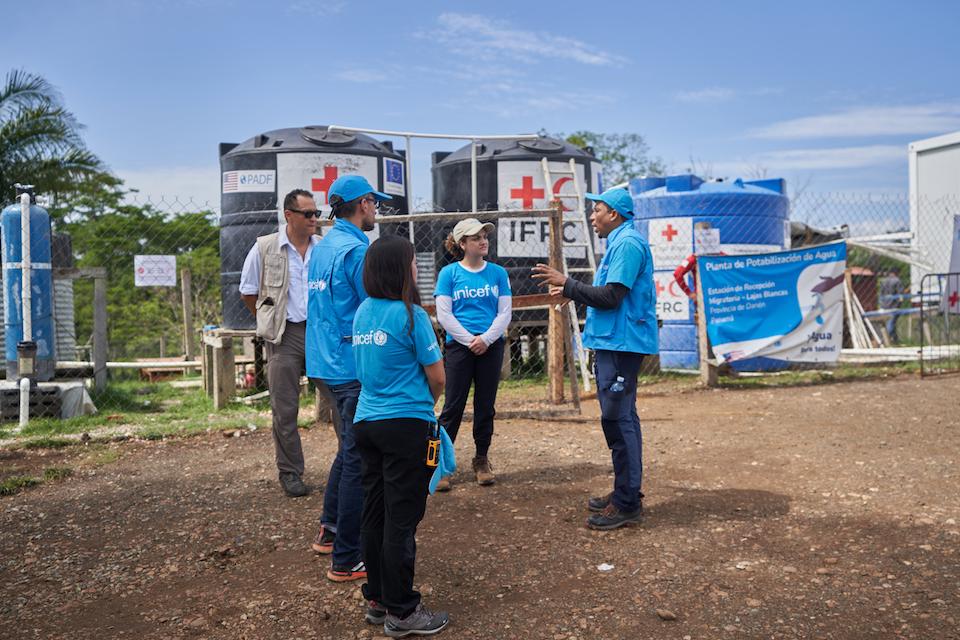 UNICEF USA Ambassador Laurie Hernandez visits the Lajas Blancas Temporary Migration Reception Station (TMRS) with UNICEF Panamá staff in May 2023.