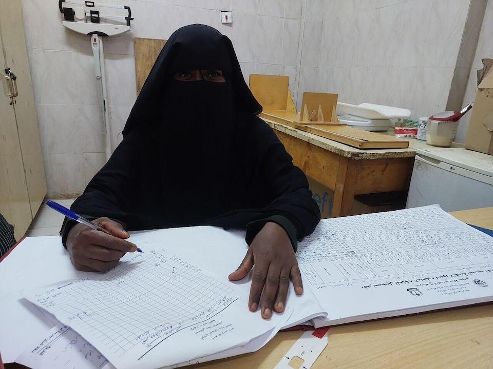 Nutritionist Nour-elhuda Abdallah Salih updates assessment records at Dongola, a UNICEF-supported hospital and malnutrition treatment center in Northern State, Sudan.