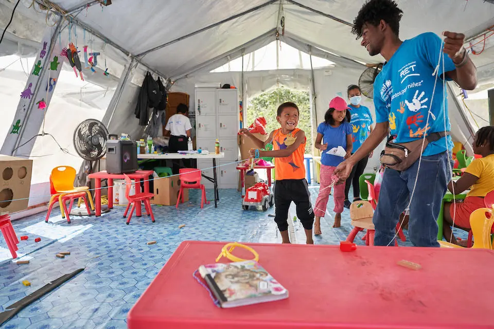 Migrant children play inside a UNICEF Child-Friendly Space in Lajas Blancas, Darien, Panama. © UNICEF/UN0793556/Urdaneta