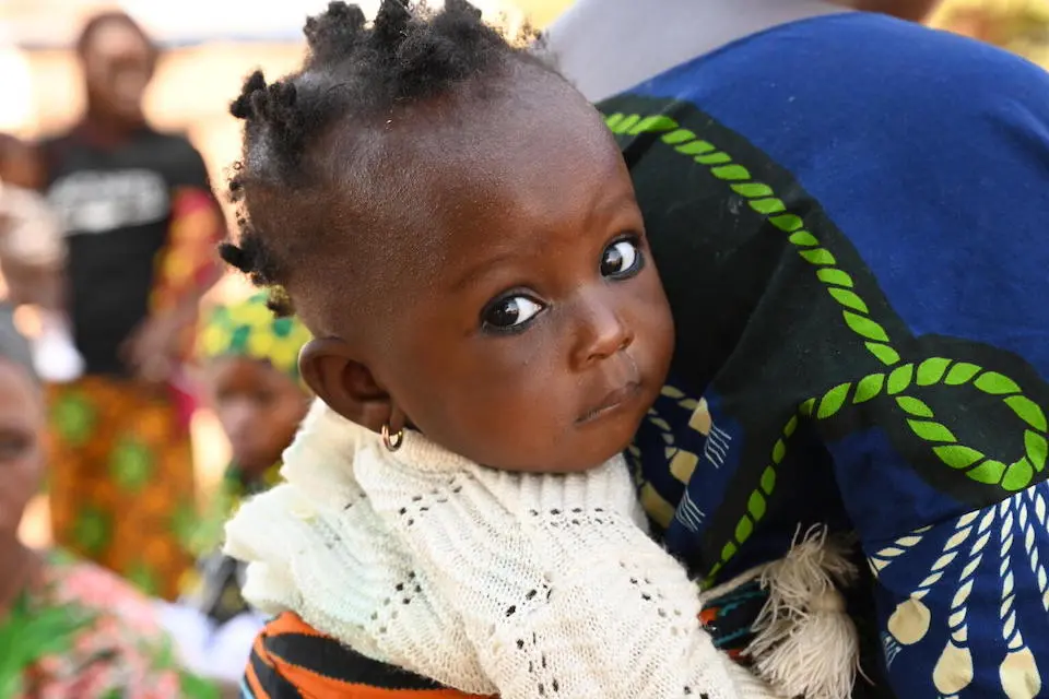 A baby waiting to be vaccinated at a UNICEF-supported health center Kassirimi, in Korhogo, north Côte d’Ivoire.