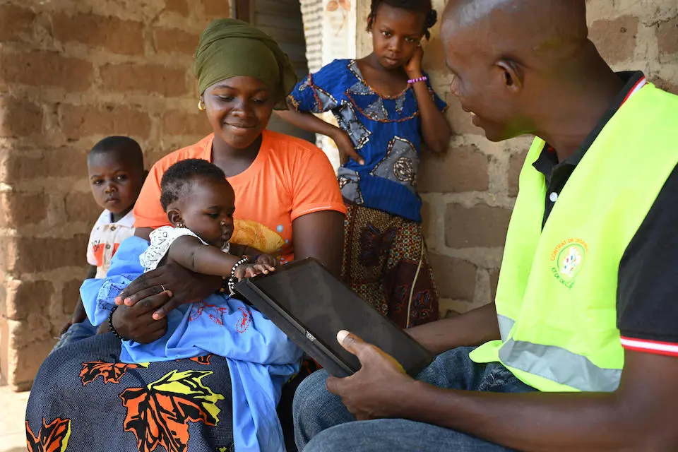 A volunteer with the UNICEF-supported village quality improvement committee in Kognin, north Côte d’Ivoire, visits a household to gather information around health care and other needs.