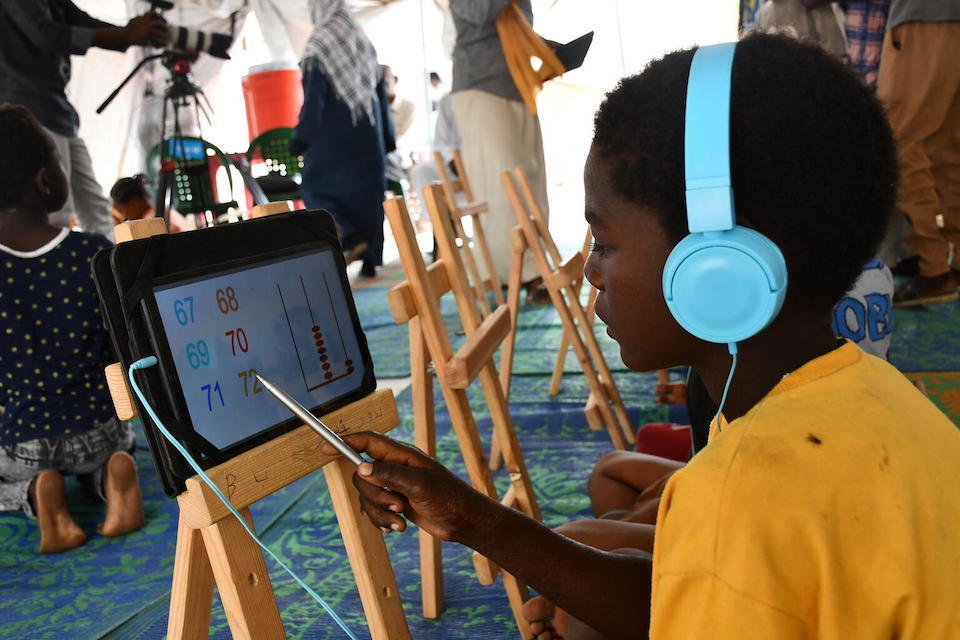 Children displaced by conflict engage in digital learning at the UNICEF-supported Abnaa Al-Shamal Child-Friendly Space in Port Sudan.
