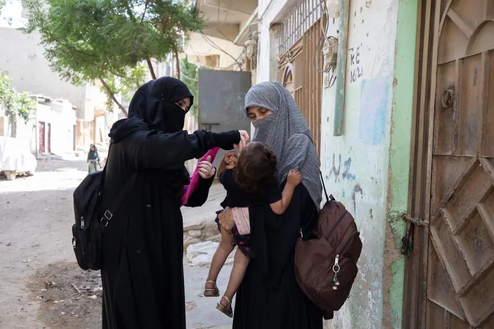 UNICEF-supported Community Health Workers vaccinate children in Pakistan.