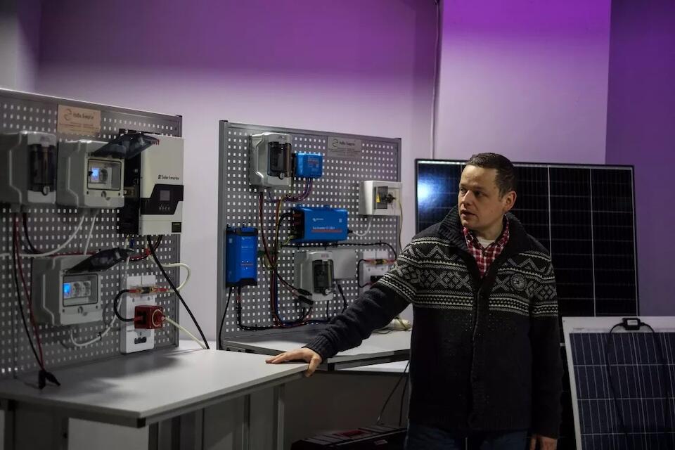 A museum employee demonstrates the devices for supplying electricity to the participants at a UNICEF UPSHIFT event in Ukraine.