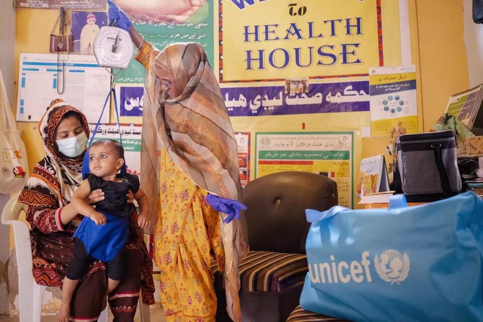 A "Lady Health Worker" provides health services for mothers and children in Hyderabad, Sindh, with support from UNICEF and partners.