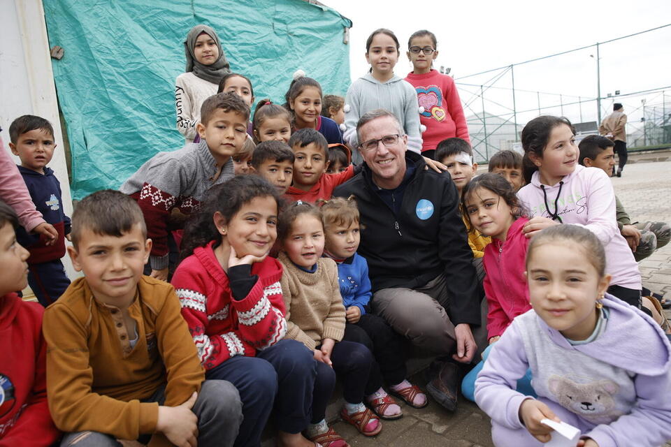 UNICEF USA President and CEO Michael J. Nyenhuis interacts with children outside of a UNICEF Child-Friendly Space (CFS) in Türkiye, which was established after a series of devastating earthquakes struck Türkiye and Syria in February 2023.