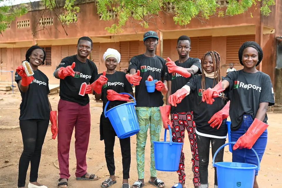 A group used the U-Report platform to plan a get-together, where they cleaned a school in Diapangou, Burkina Faso.