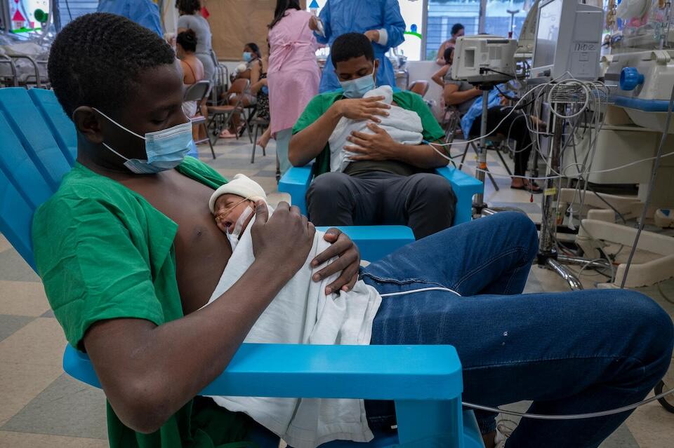 Isaias Salas, 19, practices Kangaroo Care with newborn daughter Sol Milagro, as part of a UNICEF-supported children’s health program being implemented at Children's Hospital in Panama City.