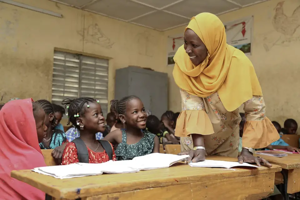 Teacher Imamaya Traoré, 24, with students at UNICEF-supported Mahamane Fondogoumo School in Timbuktu.
