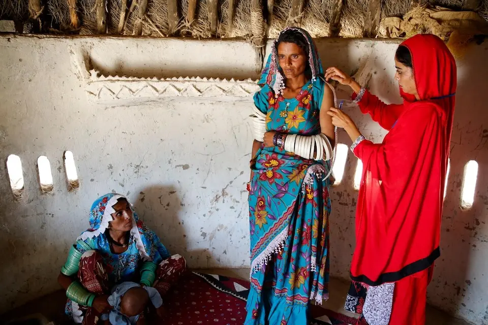 A community social mobilizer measures the mid-upper arm circumference of a woman at a UNICEF-supported site in Pakistan.
