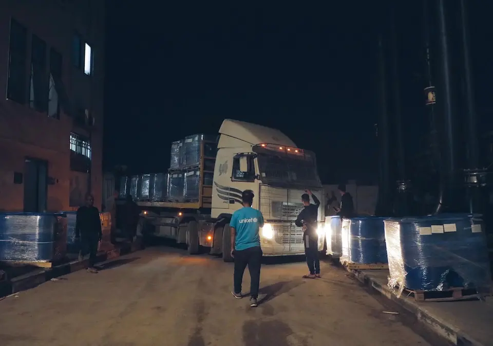 On Nov. 19, 2024, UNICEF delivers 20,000 litres of chlorine to the UNICEF desalination plant south Gaza, to support the production of safe drinking water for Gaza.