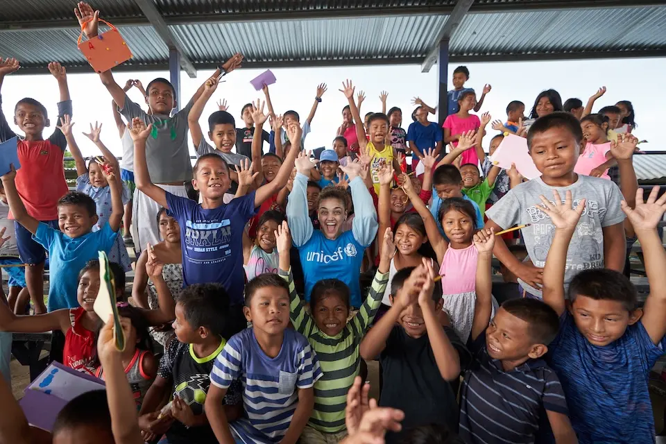 UNICEF Ambassador Laurie Hernandez with children in the community of Lajas Blancas, Panama.