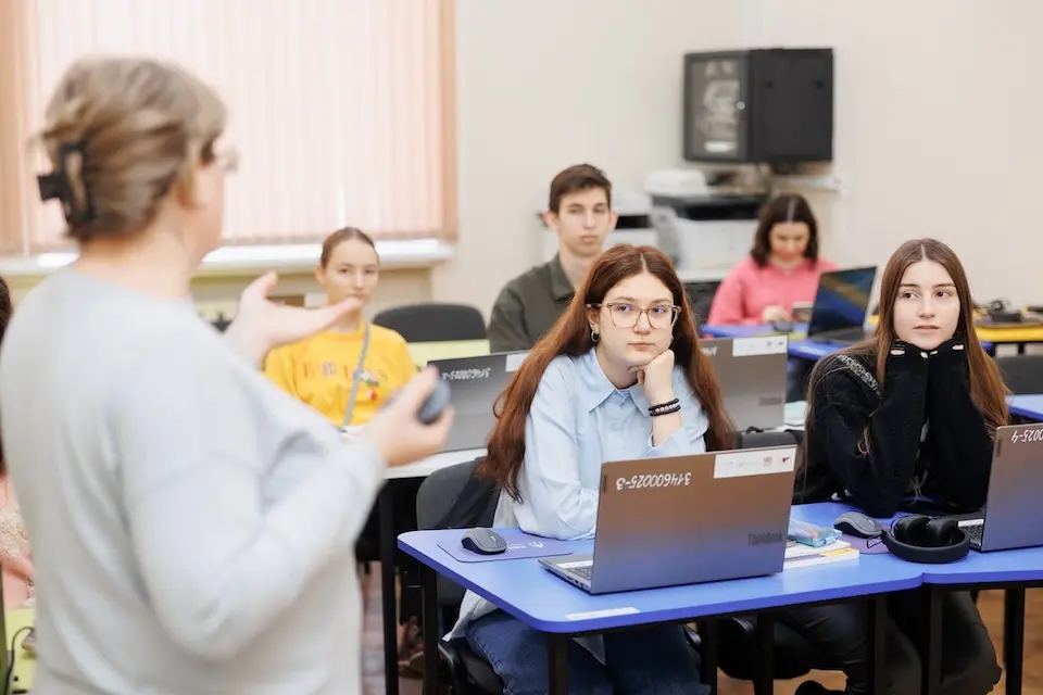 Sixteen-year-old Nadejda, center, a Ukrainian refugee, at her ECW-supported EDUTech lab in Moldova.