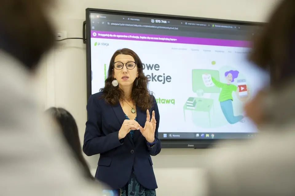 A science teacher in Warsaw uses Pi-station to help Ukrainian refugee students in the classroom feel supported.