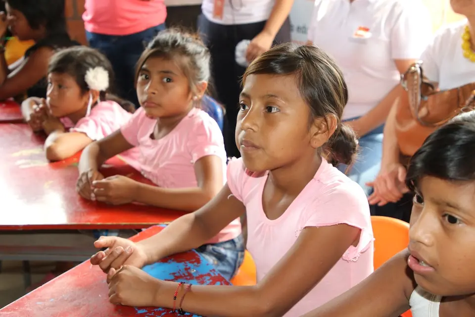 Young girls attend class at the ECW-supported Yukpa indigenous school of the Manüracha community in Cúcuta, Colombia.
