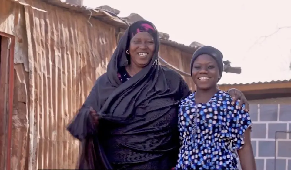 In Niamakoro, a district of Bamako, Kadidiatou Daou, a ‘protective mother’, guides Mariam, an adolescent girl, by offering her support and advice.