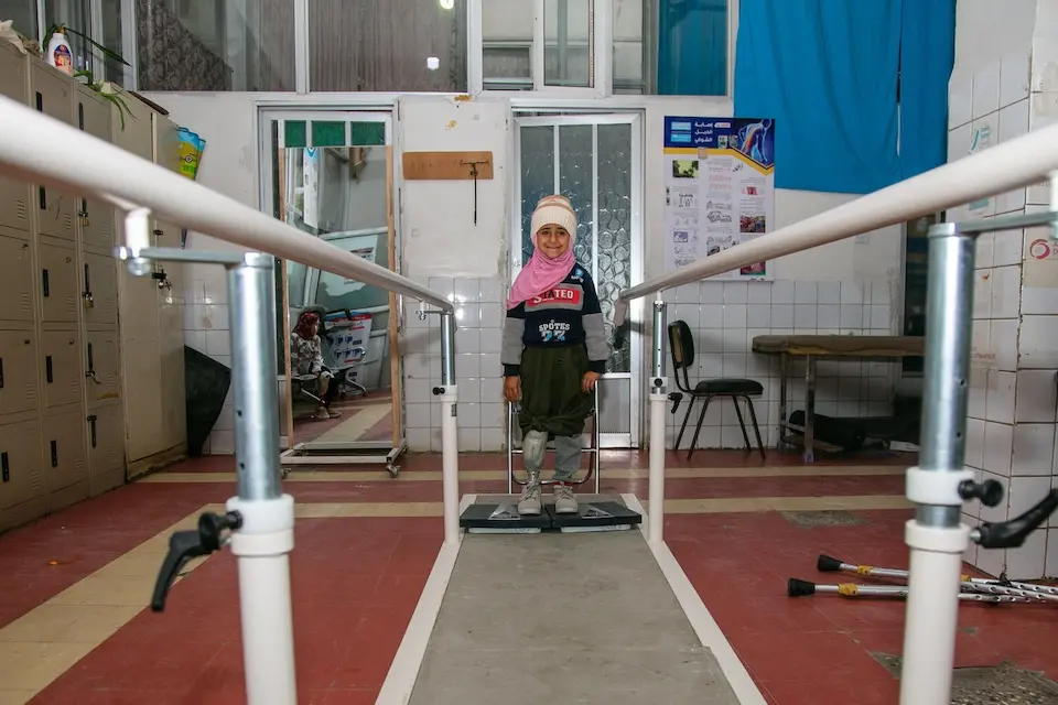 Khadija, 9, tries out her new prosthetic limb at the UNICEF-supported Prosthetic Center in Sana’a Governorate, Yemen.