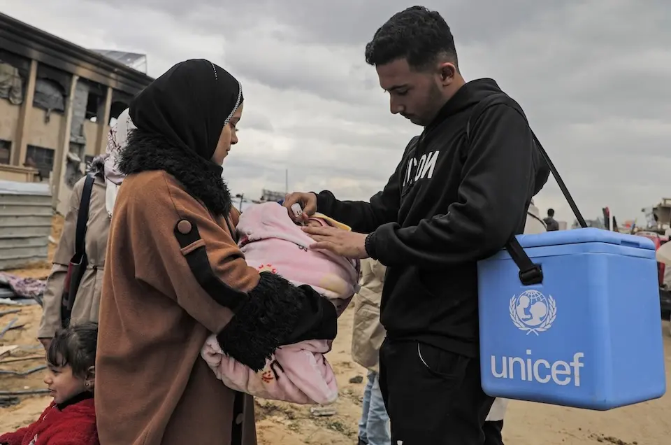 A UNICEF-supported vaccinator administers the polio vaccine to an infant in Jabalia, in the north of the Gaza Strip, as part of an emergency immunization campaign conducted in February 2025.