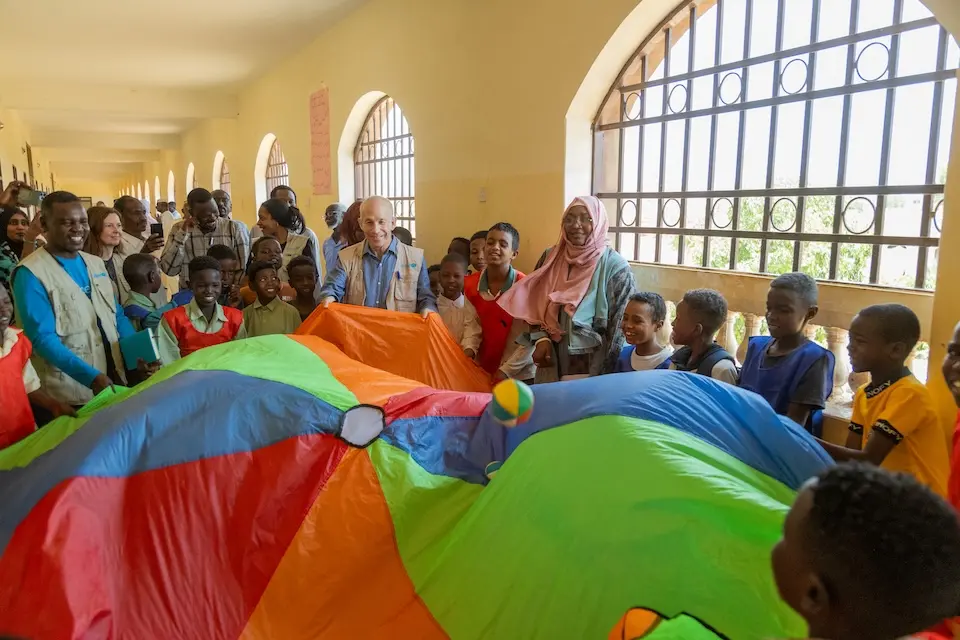 On April 5, 2025, UNICEF Representative to Sudan, Sheldon Yett, enjoys a light moment with children at Ammar Ibn Yasir School for Boys. The school hosts a safe learning space for internally displaced children in Karrari, Khartoum State, Sudan.