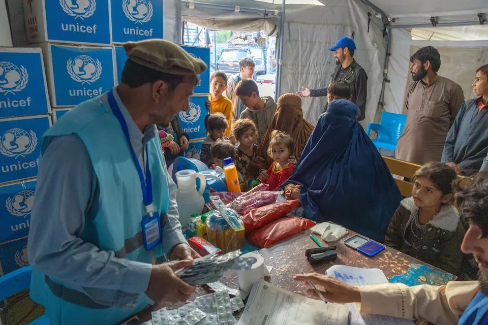 UNICEF partner staff distribute hygiene kits to Afghan families who have recently returned to the country across the eastern Torkham border with Pakistan.