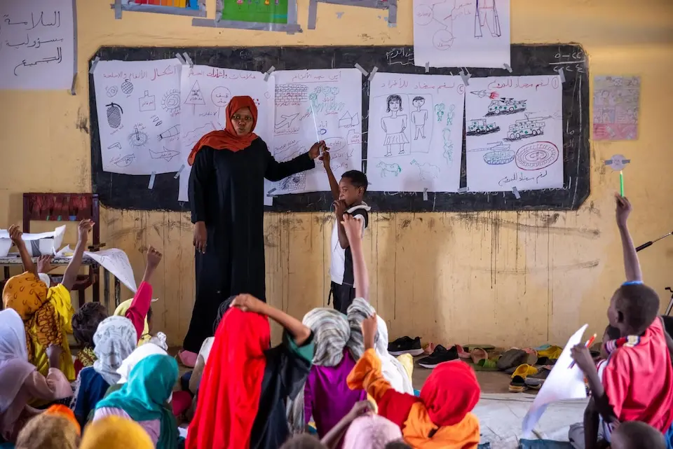 Fatima, a volunteer and a displaced teacher from Khartoum delivers a sensitization session on unexploded remnants of war at a UNICEF-supported safe learning space © UNICEF/ UNI590768