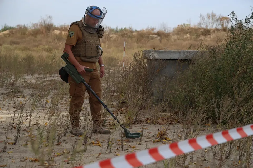 A man searches for landmines In the suburbs of Bucha, Ukraine, ahead of the construction of a new water pipeline. ©UNICEF/UNI699508