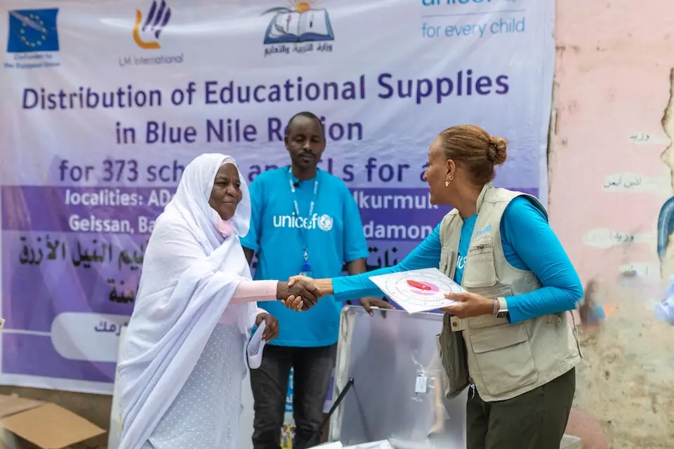 UNICEF Sudan Deputy Representative Annmarie Swai, right, delivers teaching and learning materials to administrators of a girls’ school in Damazine, Blue Nile State, Sudan.