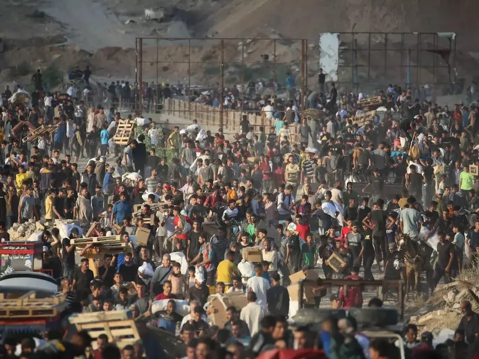 Gazans in the vicinity of the GHF distribution site nearby Netzarim.